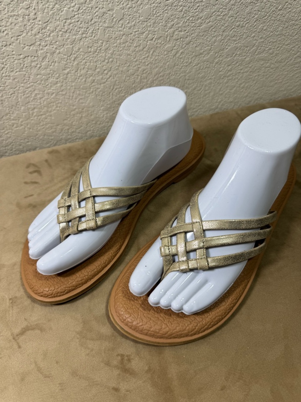 Sanuk Women’s Metallic Gold Strappy Toe-Post Sandals